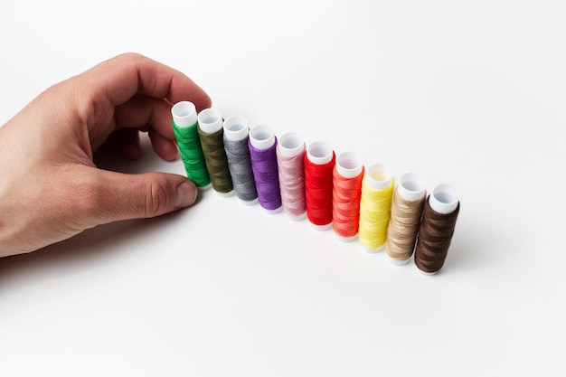 ręce haftujące tkaninę